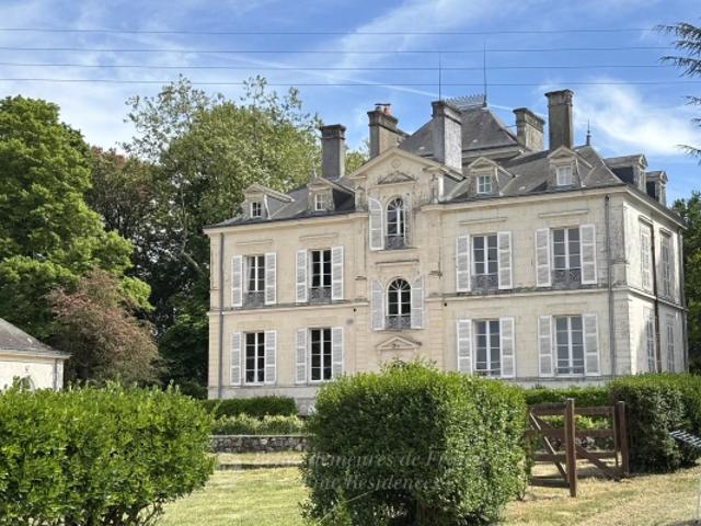 A 45 kms de Tours – Ravissante propriété du XIXème siècle avec plusieurs habitations, piscine et tennis au cœur de 88 hectares de terres libres