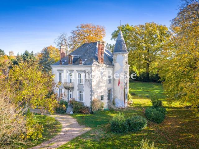 À 40 min au nord de Limoges, en lisière de village, dans un. 250m² Limoges