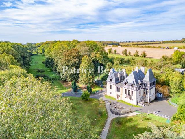À 4 km de Luc sur Mer et 20 min de Caen, au coeur d'une vall. 350m² Luc sur Mer
