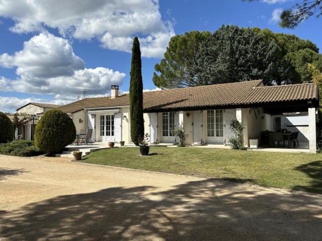 À 4 km du centre d’Uzès, belle propriété de 180 m² sur un terrain de 2 200 m². Aucune nuisance