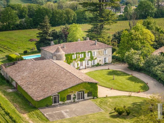 A 50 min de Bordeaux, dans l'Entre deux Mers, un domaine du. 562m² Ruch