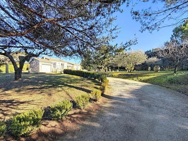 A 5 kms de VAISON LA ROMAINE Maison de plain pied au charme provençal dans un secteur prisé près de Vaison la