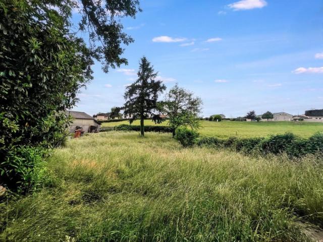 A 5 mn de MARCIGNY – Maison familiale d’environ 163 m² habitables avec terrasse, dépendance, garages et terrain de 1 641 m²