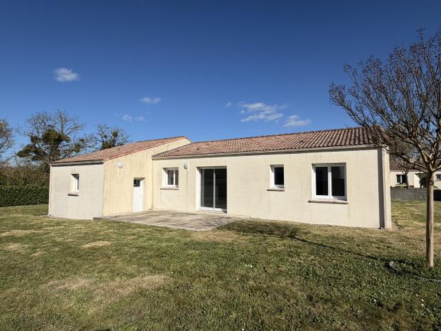 A 5 MIN D'AIZENAY, pl pied 2 chambres sur 934 m2 de terrain