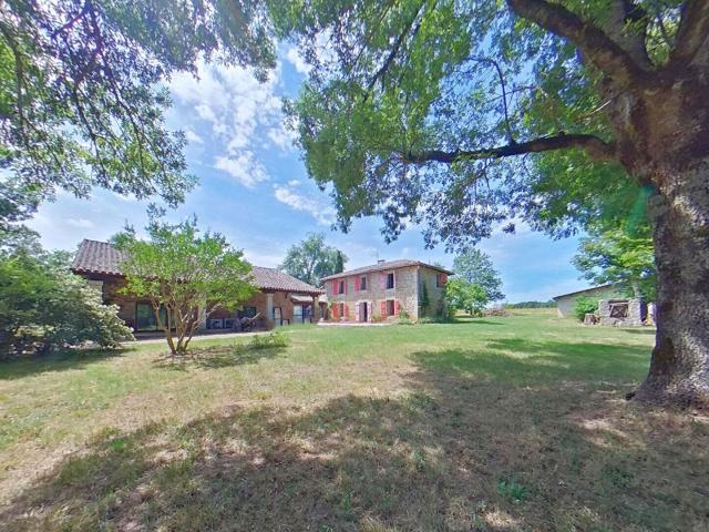 A 5 min de Caussade, ensemble immobilier en pierre. Charme. 320m² Caussade