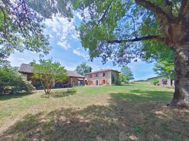 A 5 min de Caussade, ensemble immobilier en pierre. Charme, volumes et fort potentiel