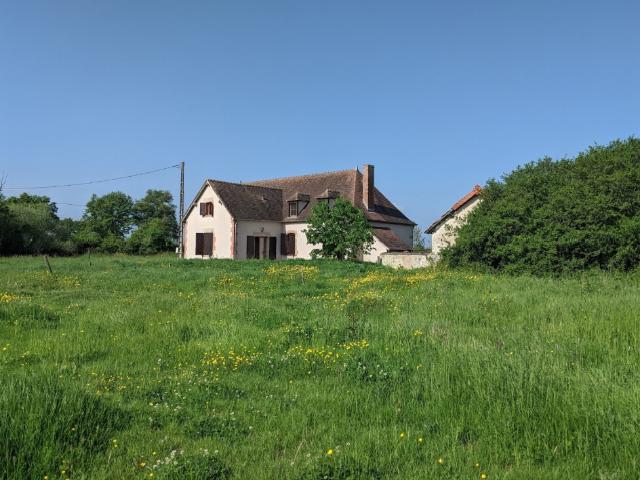 A 5 min de LE VEURDRE 03 maison bourbonnaise typique de 230 m2, rénovée, sur 1,4ha