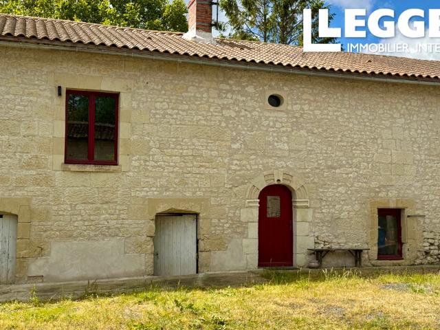 A 5 min de Loudun, ancienne ferme avec cour carrée et vue dominante, actuellement 2 chambres et beau potentiel
