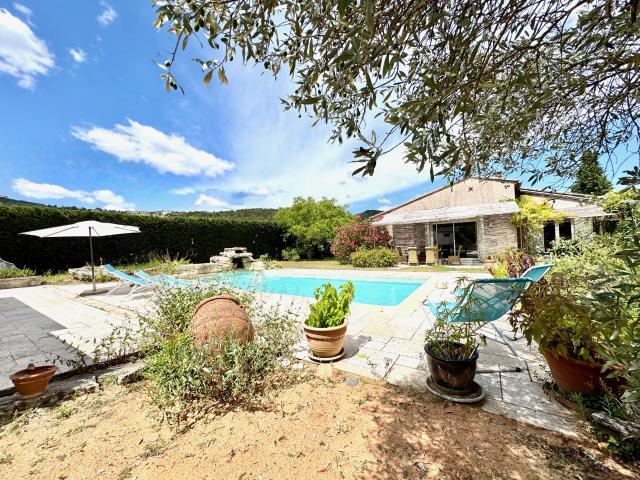 A 5 MIN DE VAISON VILLA DE PLAIN PIED AVEC JARDIN ET PISCINE