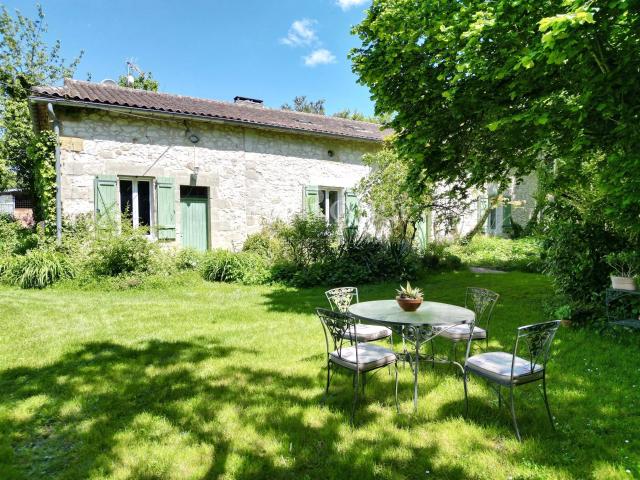 À 5 minutes de Lauzun Maison en pierre avec granges, étang. 160m² Eymet