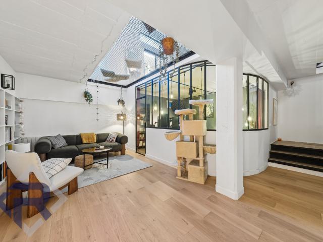 À 5 minutes du métro Croix de Chavaux Superbe loft de 167 m2