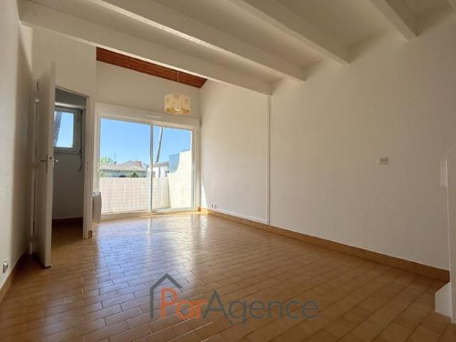 Appartement balcon, garage et parking 600m plage