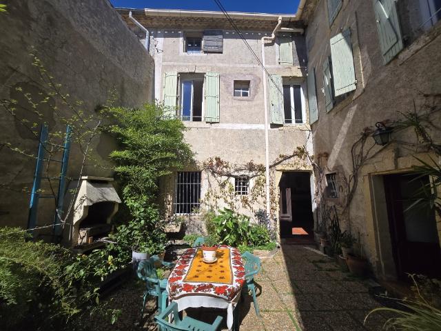 A 6 KM DE PEZENAS MAISON DE 1820 AVEC COUR ET GARAGE