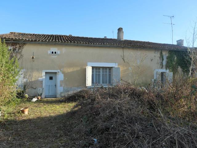 A 6 kms de Cognac Maison A Renover m² Gensac la Pallue