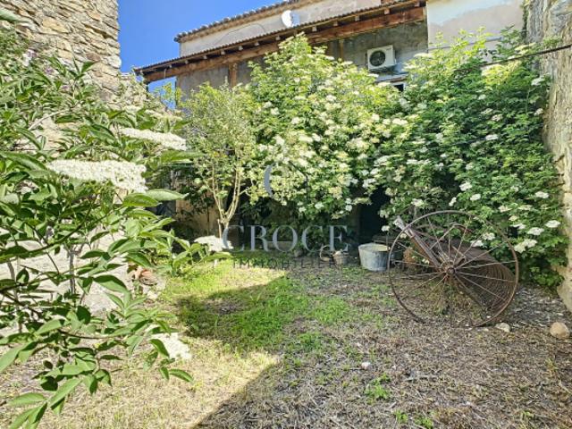 A 7 km d'Uzès, maison de village avec jardinet, mazet et garage