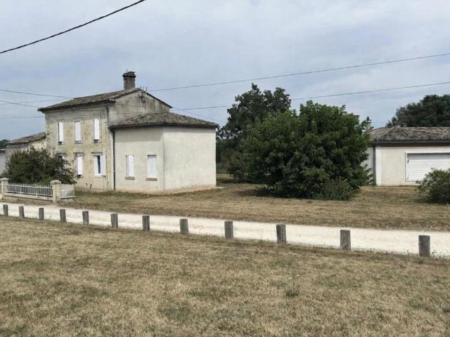 A 7 kms de Saint André de Cubzac,au calme à La Lande de Fronsac,découvrez cette maison R+1 en pierre 1900 d'environ 101 m² habitables