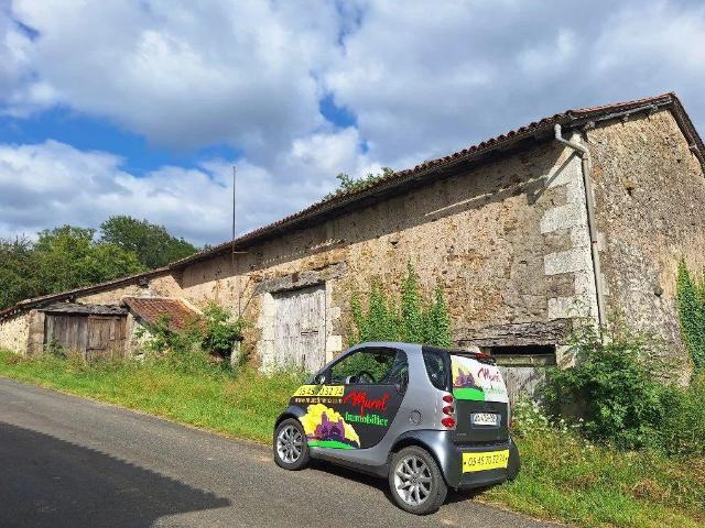 A 8 mns en voiture du centre ville, hameau tres calme pour c. 250m² Ecuras
