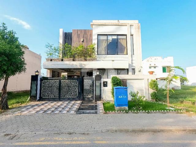 A 8 Marla House In Lahore Is On The Market For sale
