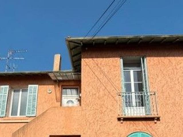 A 950 m du bord de mer, appartement haut de villa sans charges avec son jardin privatif et son garage