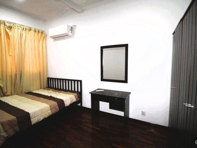 AC Queen Size Bedroom, Male only, 8mins to Publika, Low Deposit Menara Duta 2