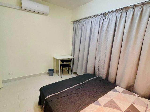 A/C Room: Free Parking, Bus to MRT / UPM, Taman Sri Serdang, Seri Kembangan