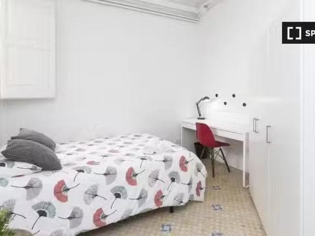 Barato Acogedora habitación en un apartamento de 9 dormitorios.