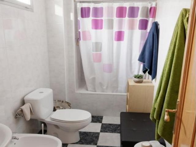 Acogedor Apartamento en Alquiler en Calle Yeseros, Granada – Ideal para Estancias Temporales | Ref