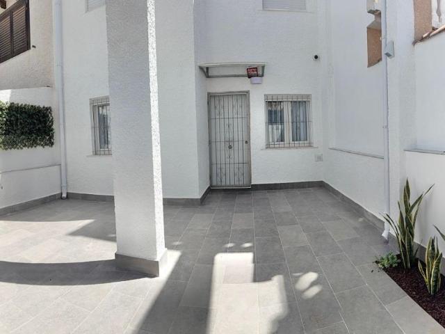 Acogedor Bungalow de 3 dormitorios con terraza en Calas Blancas, Torrevieja