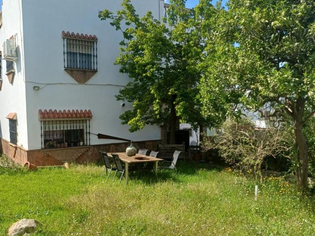 Acogedor Chalet en Algeciras con Piscina y Amplio Jardín