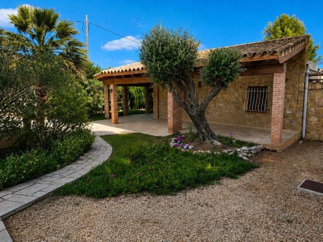 Acogedor Chalet Rústico en Planta Baja sobre Parcela Esquinera de 900 m2