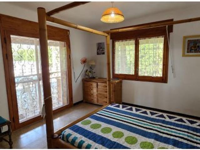 Acogedor Chalet Rústico en Planta Baja sobre Parcela Esquinera de 900 m2