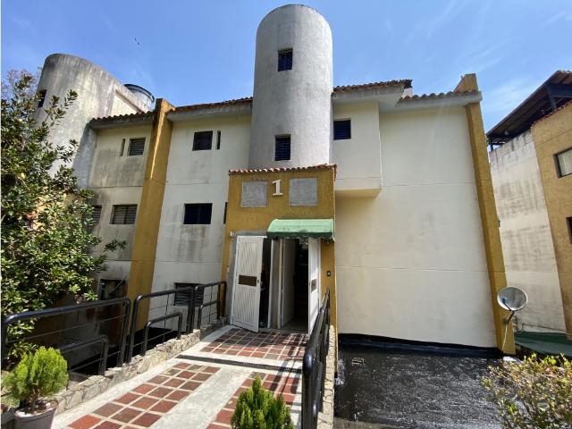 Townhouse de 3 Niveles en Lomas de Monteclaro