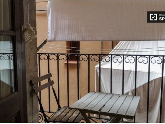 Acogedor estudio con balcón en alquiler cerca del metro en el histórico Barri Gòtic