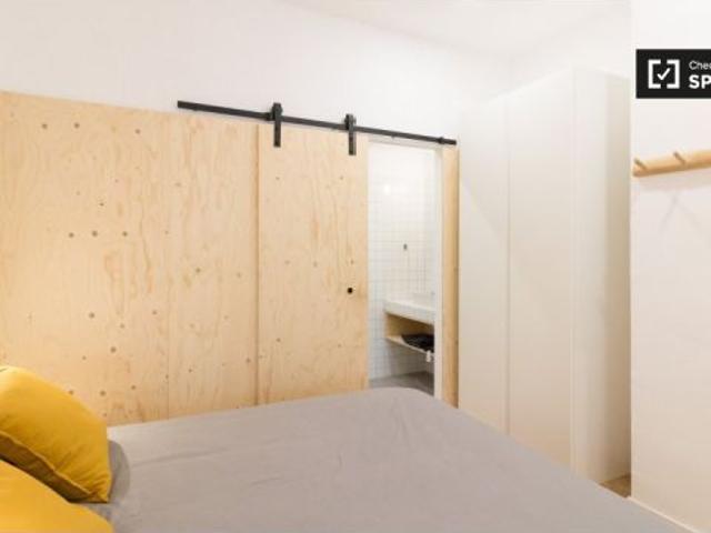Acogedor estudio sobre jardín con baño en Gracia norte Co Living