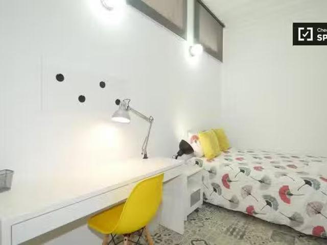 Encantador Habitación amueblada en piso compartido en Gràcia.