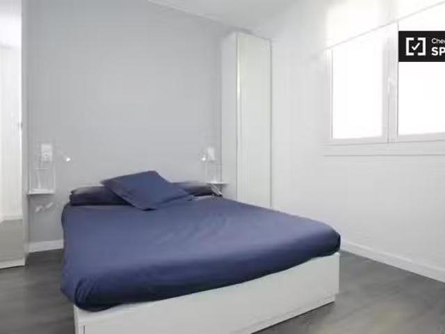 ¡Recién llegado! Habitación con baño en un apartamento de 3 do.