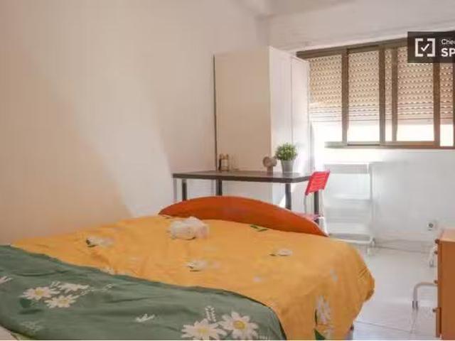 Barato Habitación con baño privado en piso compartido