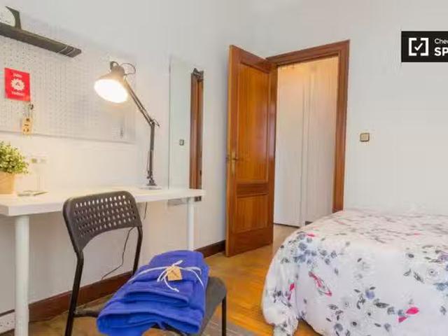 Barato Habitación exterior en apartamento de 3 dormitorios en.