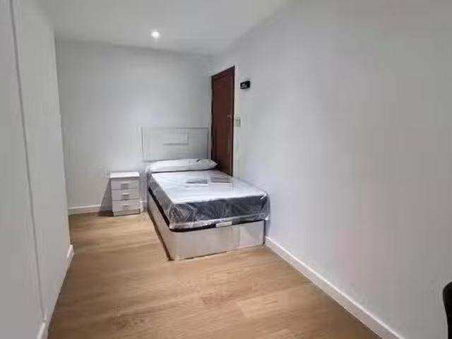 Bonito Habitación en Avenida de Baviera, Guindalera