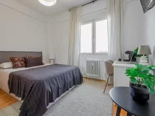 ¡Recién llegado! Habitación en Avenida del Llano Castellano, V.