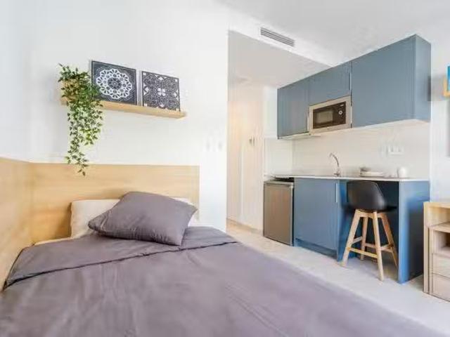 ¡Recién llegado! Habitación en Avinguda del Port, Albors