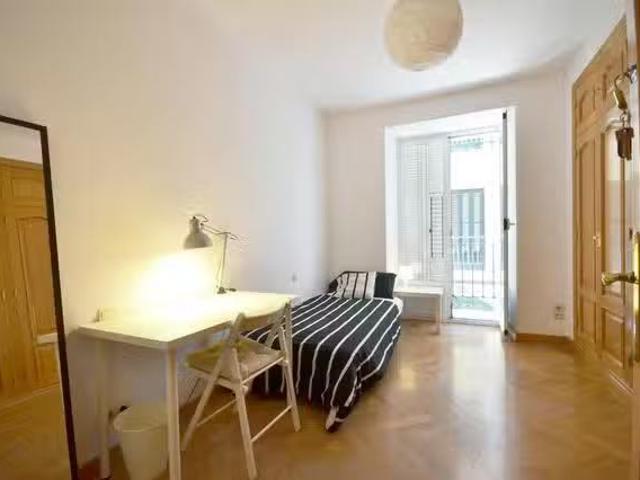 ¡En alquiler! Habitación en Calle Mesón de Paredes, Embajadores