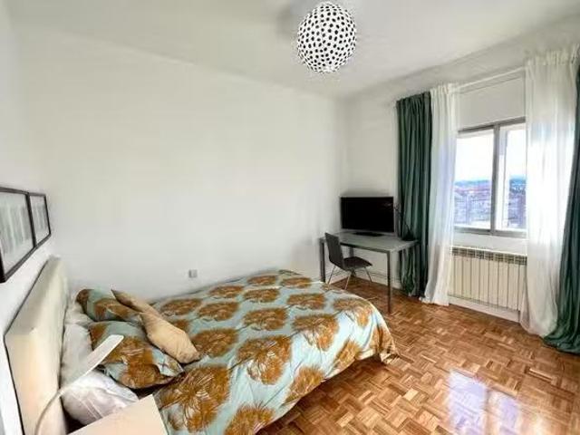 Bonito Habitación en Calle de Menasalbas, Los Ángeles