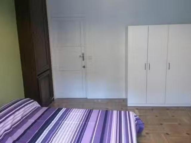 Bonito Habitación en Calle de Campomanes, Palacio