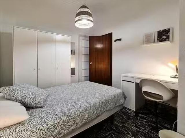 Acogedor Habitación en Calle de Castellón, Ensanche