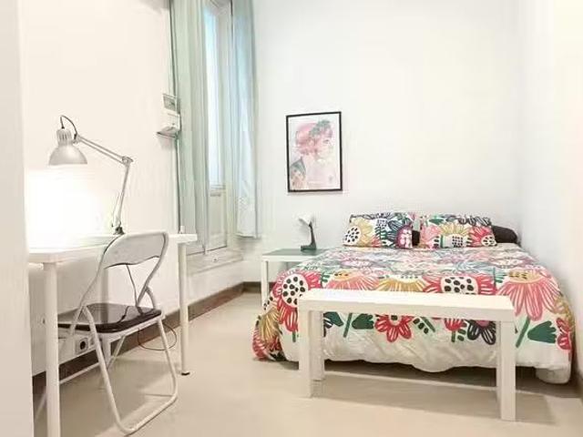 Encantador Habitación en Calle de las Fuentes, Sol