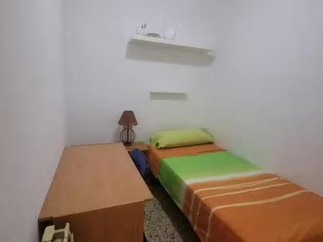 Encantador Habitación en Calle de Torrecilla del Leal, Embajad.