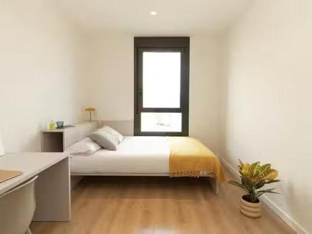 Acogedor Habitación en Calle Fernando Población, Hospital