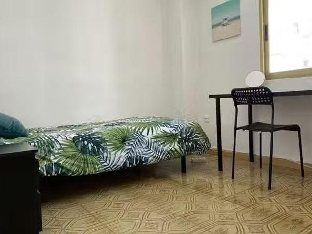¡Oferta! Habitación en Calle Pedro Patricio Mey, Torrefiel