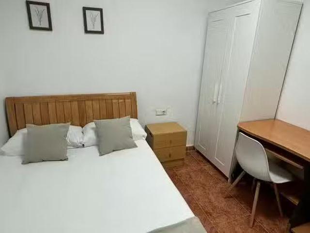 Encantador Habitación en Carrer Campoamor, l'Amistat